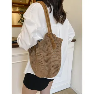 Grand sac cabas tressé ajouré couleur café avec glands pour plage et vacances d'été