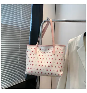 Détails des poignées en cuir PU rose et imprimé fleuri sur le grand sac cabas