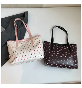 Détail de deux grands sacs fourre-tout avec motifs ours et nœuds pour le shopping quotidien