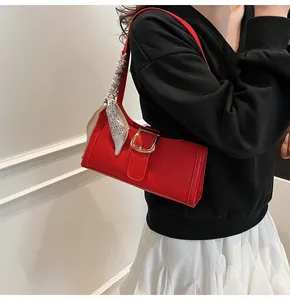 Borsa a spalla rossa motivo coccodrillo con fibbia dorata e foulard di seta stampato