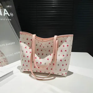 Grand sac fourre-tout crème avec imprimés d'ours et de cœurs, idéal pour le quotidien chic