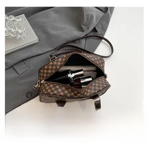 Vue intérieure du sac Boston classique montrant la capacité pour cosmétiques et objets divers