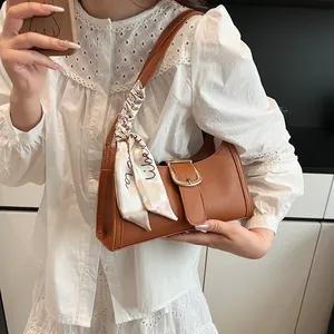 Borsa Sottobraccio in Pelle PU con Motivo a Coccodrillo Retrò da Donna Borsa Baguette alla Moda Con Sciarpa Decorativa e Fibbia in Metallo Oro
