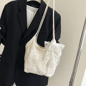 Elegante cremeweiße Spitzen-Einkaufstasche mit großer Schleife und feinem Webmuster