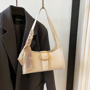Elegante borsa baguette bianco crema con trama coccodrillo, fibbia oro e manico con foulard