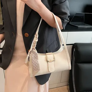 Elegante borsa baguette bianco off-white con motivo coccodrillo e foulard sul manico