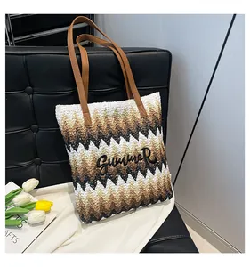 Dettaglio della borsa shopper in paglia con motivo a zigzag e ricamo Summer