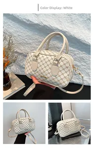 Détail du sac Boston blanc avec motif monogramme classique et logo en métal doré