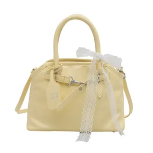 Sac bandoulière minimaliste en similicuir jaune clair avec détail de nœud en dentelle