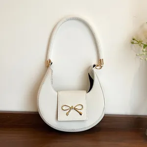 Sac hobo blanc cassé élégant avec boucle nœud dorée et texture en cuir Saffiano de qualité
