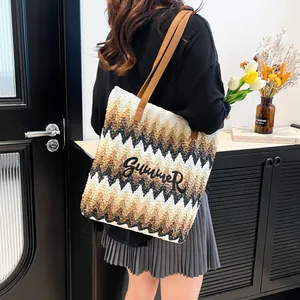 Borsa tote estiva intrecciata con motivo a onde e scritta Summer ricamata sui manici