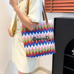 Borsa da spiaggia intrecciata a onde colorate con ricamo Summer e manici in pelle