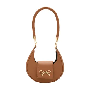 Sac bandoulière demi-lune marron élégant avec nœud doré et finition en cuir croisé