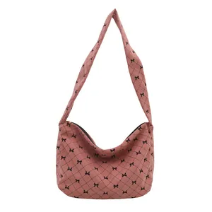 Rosafarbene Cord-Halbmond-Tasche mit Schleifendruck und Rautensteppung