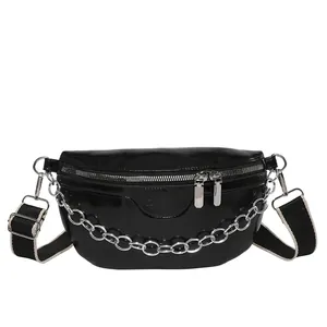 Sac banane croissant noir brillant avec chaîne argentée et bandoulière tissée ajustable