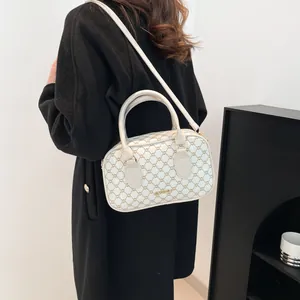 Sac Boston classique blanc crème avec motif de chaîne vintage et doubles poignées