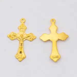 Pendente croce crocifisso vintage in lega di zinco dorata con incisione Italy
