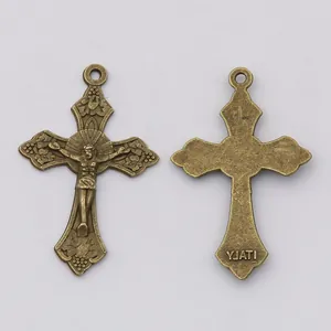 Ciondolo a croce in lega di zinco bronzo vintage con rilievo di Gesù e incisione sul retro