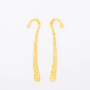 Paar gouden metalen bladwijzers met bloemgravure en ophangoog voor DIY-sieraden