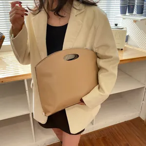 Borsa porta documenti minimalista beige in similpelle con manico ovale e modella