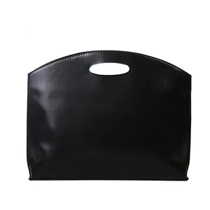 Pochette minimalista in pelle nera con manico ovale scavato e design curvo