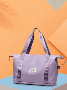 Makroaufnahme der hellvioletten Reisetasche mit strapazierfähigem Stoff und Schuhfach
