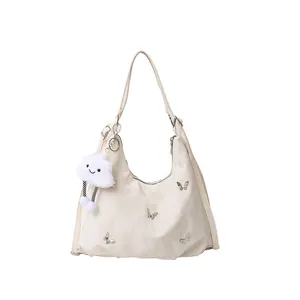 Sac hobo blanc cassé chic avec décor papillon et charmant pendentif nuage en peluche