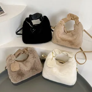 Sacs bandoulière en peluche hivernale en noir, kaki, avoine et blanc lait avec anses cuir