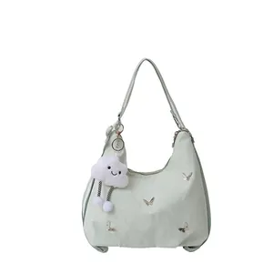 Sac sous les bras plissé vert clair avec papillons argentés et charm nuage