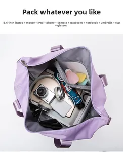 Vista detallada del interior espacioso de una bolsa de viaje lavanda con compartimentos