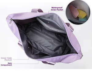 Vista detallada del interior del bolso de viaje morado con bolsillo impermeable y principal
