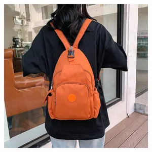 Outdoor-Lifestyle-Aufnahme eines großen orangefarbenen wasserfesten Nylon-Rucksacks