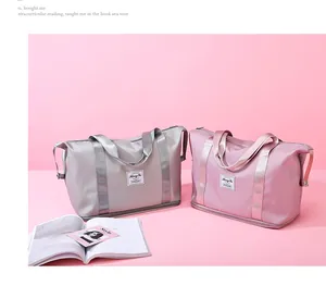 Detail von rosa und grauen Reisetaschen aus Nylon mit glänzenden Metall-Webgriffen