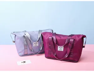 Detailansicht großer Reisetaschen aus Nylon in Lavendel und Rosérot für Fitness und Yoga