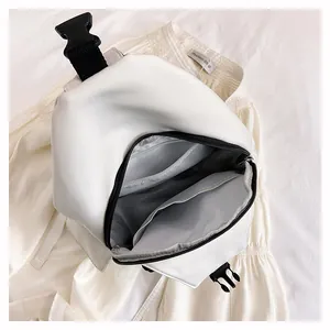 Innenansicht der minimalistischen weißen Tasche mit zwei Fächern und schwarzen Zippern