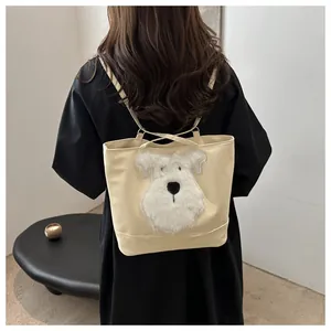 Detail van beige shopper met schattige witte pluche schnauzer hondenpatch borduursel