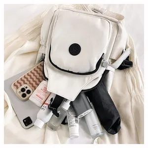 Flache Liegeansicht des weißen Nylon-Rucksacks mit viel Platz für Gadgets und Schirm