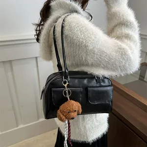 Bolso Boston retro de cuero negro con bolsillos utilitarios y colgante de perro de peluche