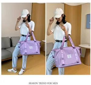 Nahaufnahme der fliederfarbenen Reisetasche mit stabilen Griffen für Sport und Fitness