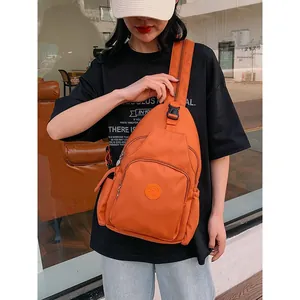 Wasserdichte Crossbody-Brusttasche aus Nylon in leuchtendem Orange für Damen Freizeit