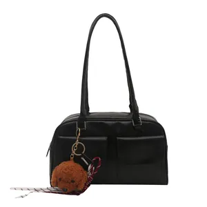 Sac polochon rétro en cuir PU noir avec pendentif ours et détail de foulard rayé