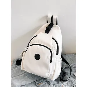 Minimalistischer weißer Nylon Rucksack mit schwarzem Sportlogo und Kontrastriemen