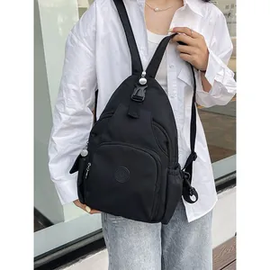 Schwarzer minimalistischer Nylon-Rucksack mit mehreren Taschen und Schnallen für Reisen