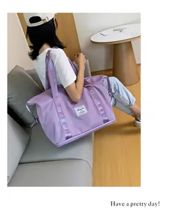 Detail der violetten Nylon-Reisetasche mit Bodenfach für Schuhe und seitlichem Gurtband