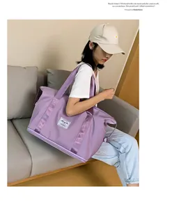 Detailansicht einer lila Reisetasche aus Nylon, getragen von einem Model im Studio-Stil
