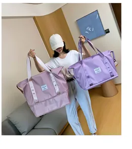 Details der hellvioletten wasserdichten Nylon-Reisetasche mit Markenlogo und Griffen