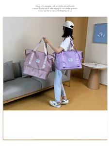 Detailansicht der rosa und lila Reisetaschen mit Nylonstruktur und Tragegurten