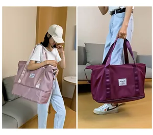 Reisetaschen in Rosa und Magenta aus Nylon, gezeigt in Hand- und Schultertrage-Stil