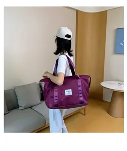 Nahaufnahme einer lila Yoga-Reisetasche mit wasserfestem Nylongewebe und Griffen