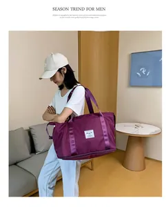 Detailansicht einer lila Reisetasche mit Webgriffen und gewebtem Markenetikett